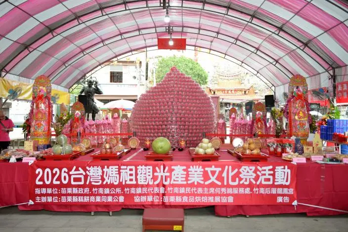 竹南龍鳳宮24層巨桃塔超吸睛!萬人祈福慶媽祖生 傳承14年好手藝