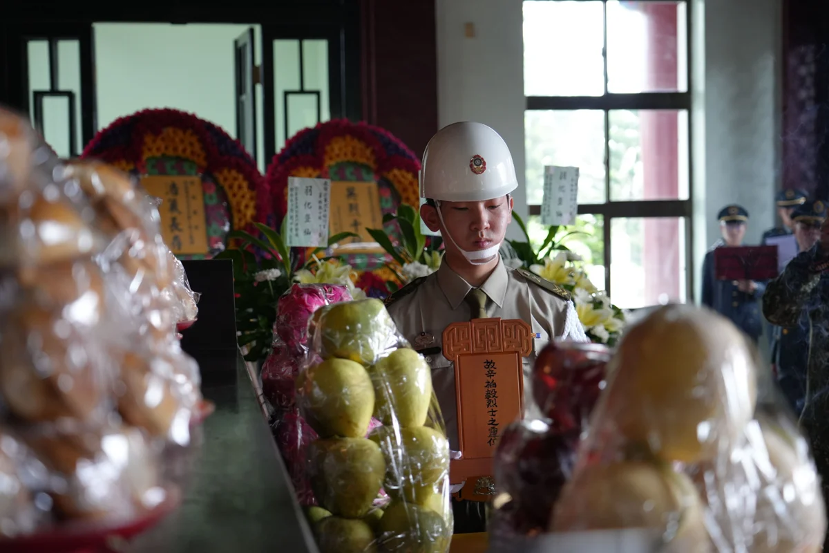 澎湖秋祭追悼先烈!殉職F-16飛官辛柏毅入祀忠烈祠 副縣長率隊致敬
