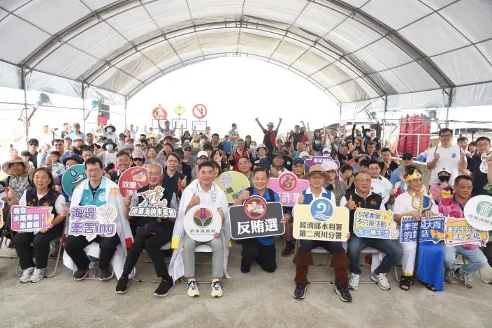 後龍水尾沙灘嗨翻！千人合力「與大海拔河」牽罟、里海運動會趣味登場