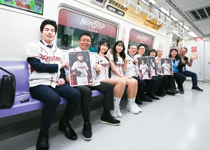 桃捷挺猿彩繪列車亮相 12強球星領銜熱迎中職開季