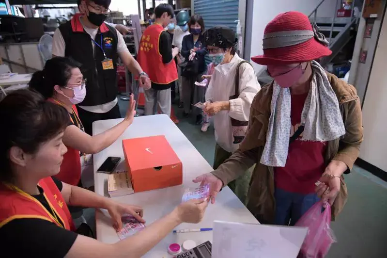 花蓮縣市集加倍券首波發放 熱潮席捲各市場 攤商直呼「有過年的感覺」