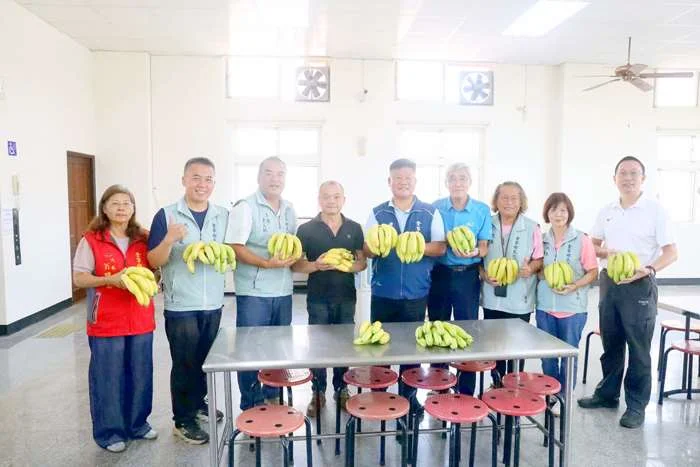 金寧鄉長走訪9大關懷據點!加菜送水果 溫暖近800位長輩的心