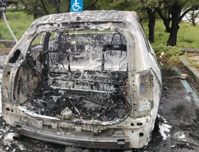台一線獅子頭山停車場驚傳火燒車!駕駛驚險逃生送醫