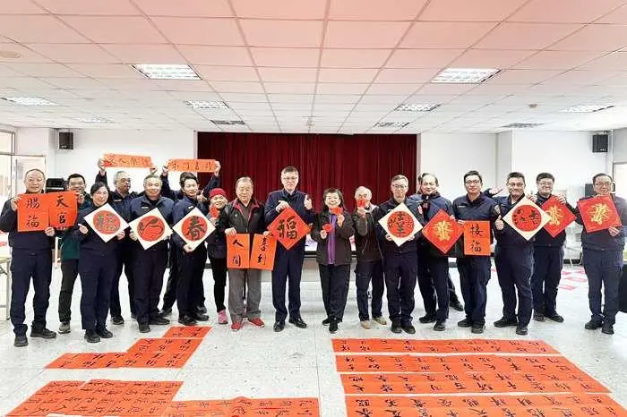 金門警局變身文藝雅集!8大書法名家現場揮毫 員警排隊領春聯沾喜氣
