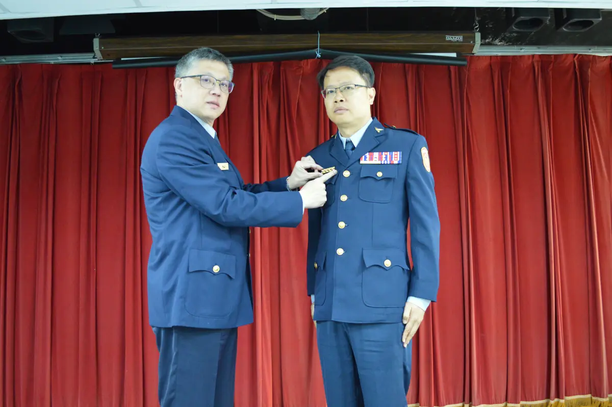 金門警界新佈局!刑事戰將白勝雄接任刑大大隊長,局長黃壬聰親授階
