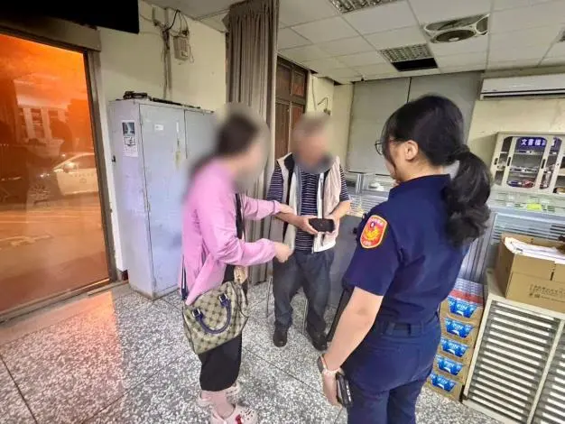 苑裡深夜驚魂！失智翁迷途街頭，暖警靠「一支手機」神速尋親