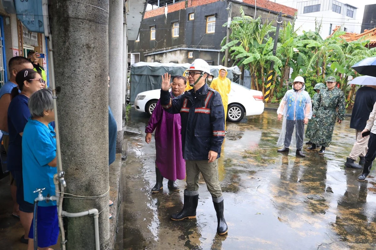 累積雨量飆破567毫米超越凱米!陳其邁急赴田寮、茄萣勘災 擬砸10億建大型水閘門