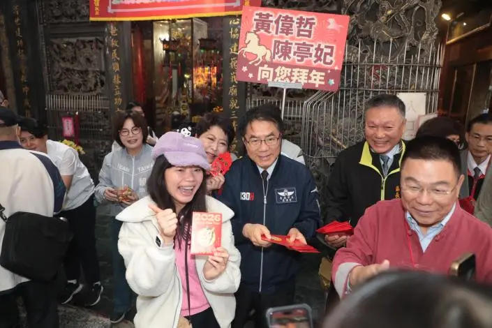 黃偉哲除夕走訪2大廟!親發馬年紅包祈福 嗨翻新營、鹽水