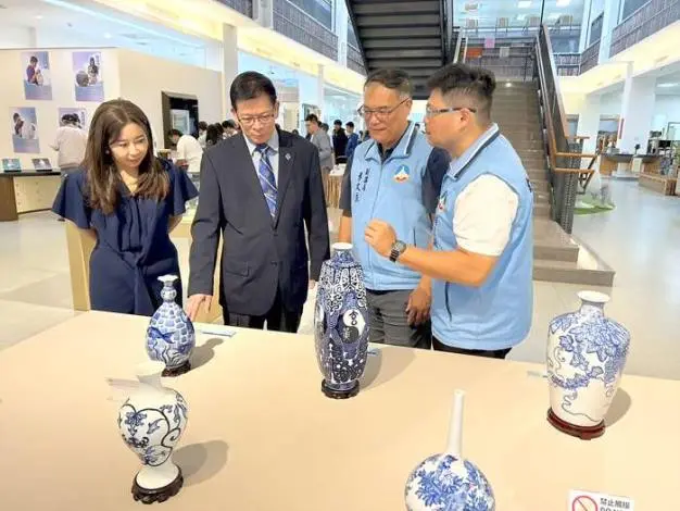 金門大學聯手陶瓷廠!《青花纏枝新想像》特展登場,8大匠師重現島嶼風情