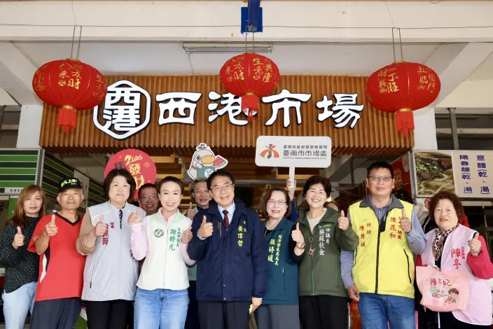 臺南市長發紅包！黃偉哲現身西港市場送市場券，民眾大排長龍嗨喊「馬上有錢」