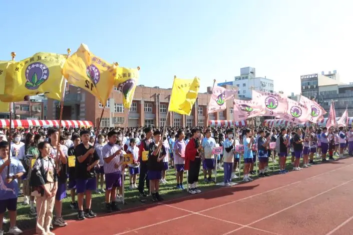 頭份建國國中30週年校慶!千人共舞場面超震撼,縣長鍾東錦盛讚「特色優秀」