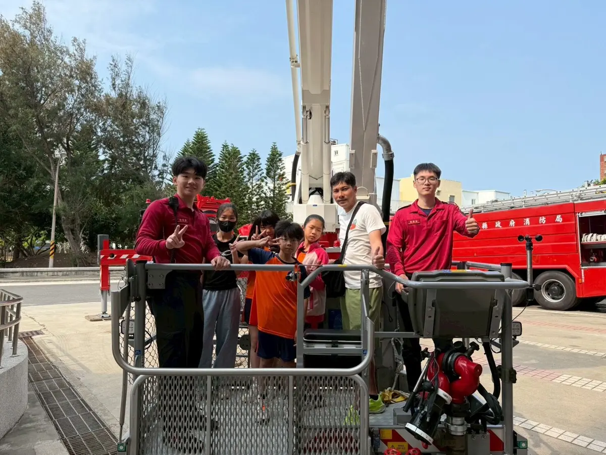 小小消防員出動!山水國小嗨翻消防局,親身體驗雲梯車直呼刺激