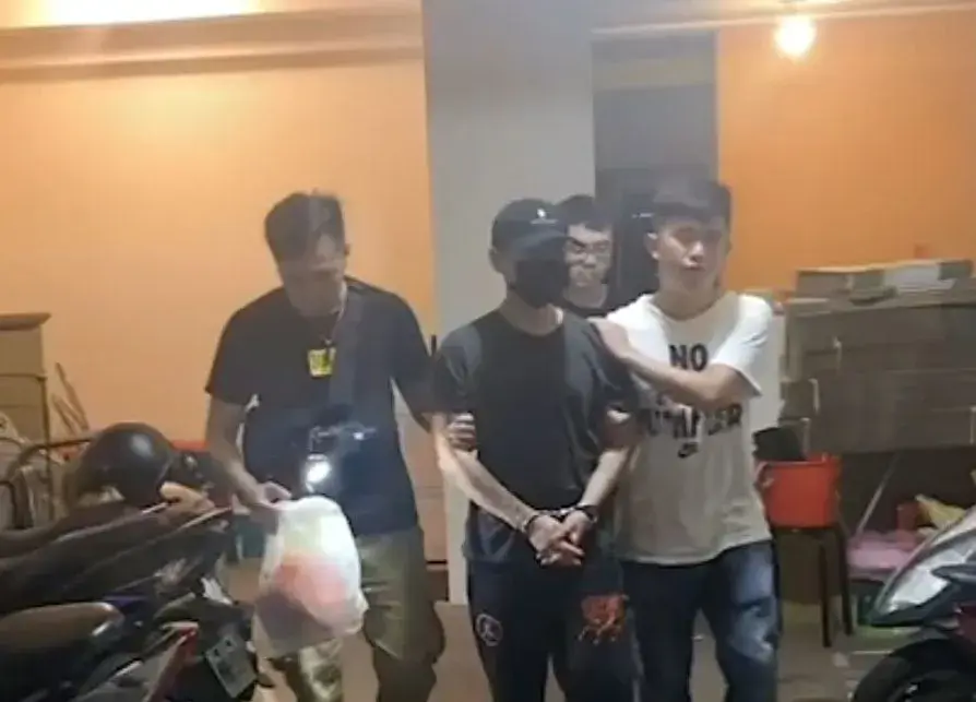 通緝犯挾爆裂物對峙警方,溫情喊話後平息緊張局面