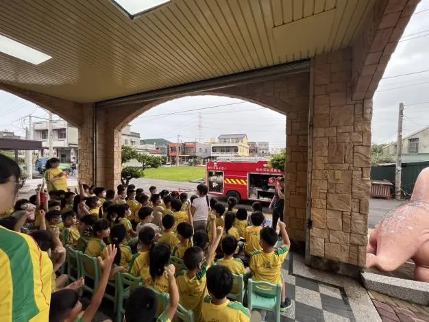 【通霄最新】小小消防員出動！優生幼兒園生動體驗消防車射水