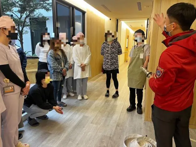 竹南消防隊前進月子中心!手把手教新生兒CPR、防火救命術,守護最脆弱生命線