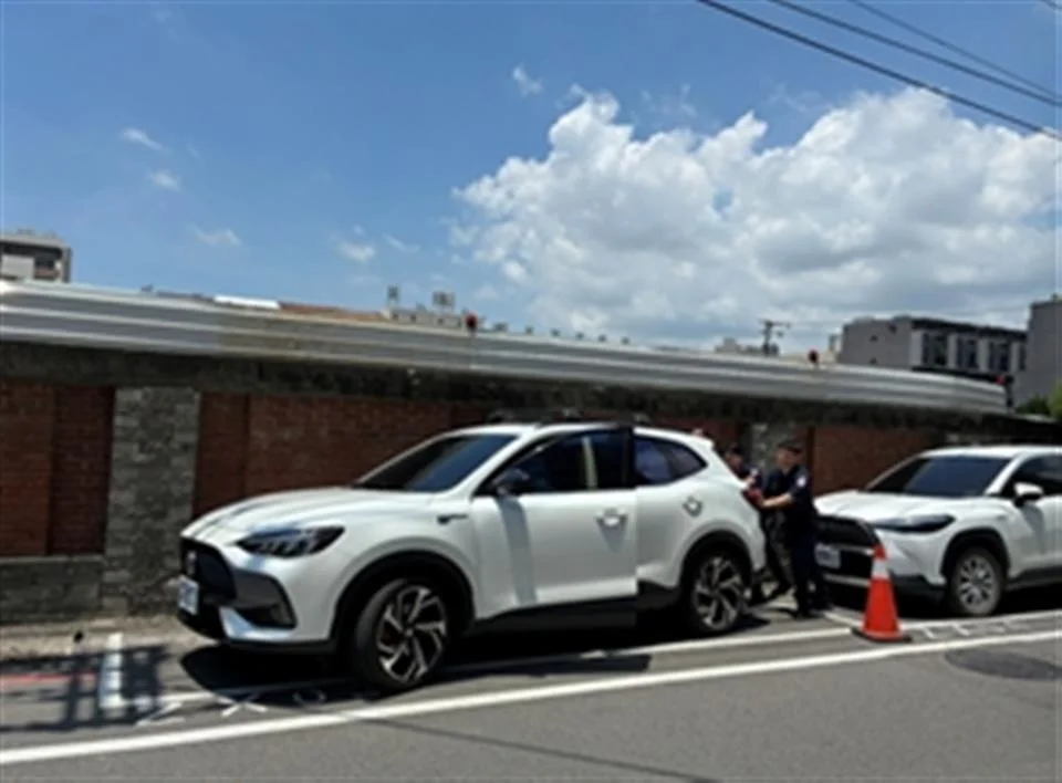 烈日下警民合力推車!和美拋錨車受困停車格 暖警出手救援解圍