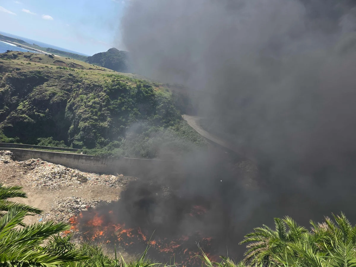 綠島掩埋場火警延燒2900平方公尺!警消陸空聯手灌救 火勢已獲控制
