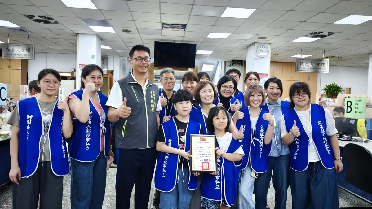 公私協力送暖！文豪與佛慈基金會聯合發放物資 楊區長親頒感謝狀