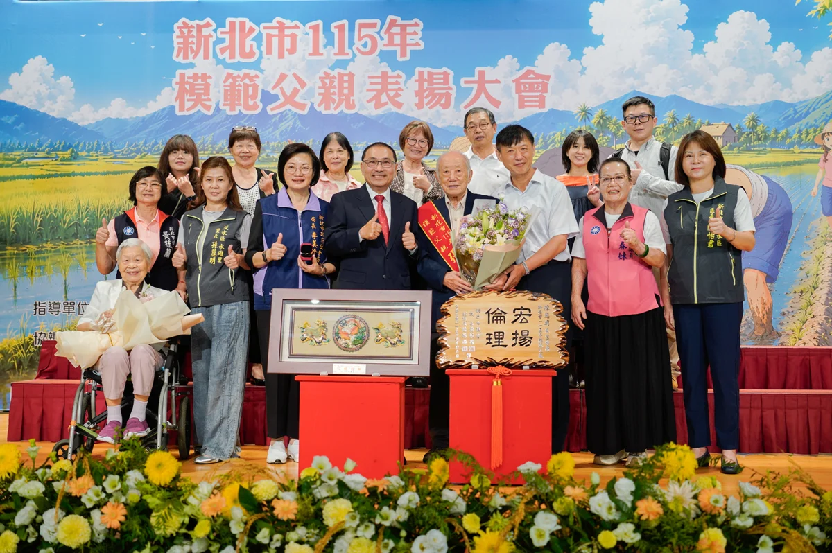 報社排版工拉拔7兒女!為愛女小兒麻痺千里尋醫,張芳同獲選新北模範父親