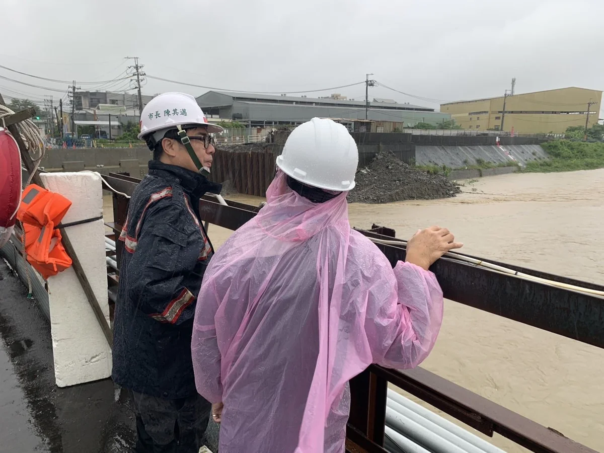 高雄大雨狂炸！陳其邁急赴仁武視察 緊盯治水防洪進度