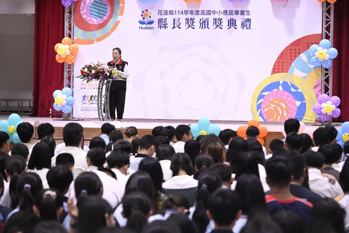 花蓮226學子獲縣長獎!85歲阿公樂學成全場焦點,徐榛蔚勉勵:莫忘感恩
