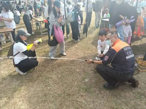 澄清湖變身消防樂園！鳥松分隊攜手親子闖關學防災，數百家庭嗨翻