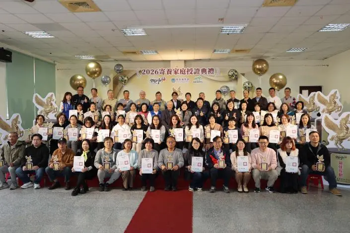 雲林35戶「溫柔英雄」齊聚!縣長張麗善授證致謝,駿馬獎座致敬寄養家庭無私奉獻