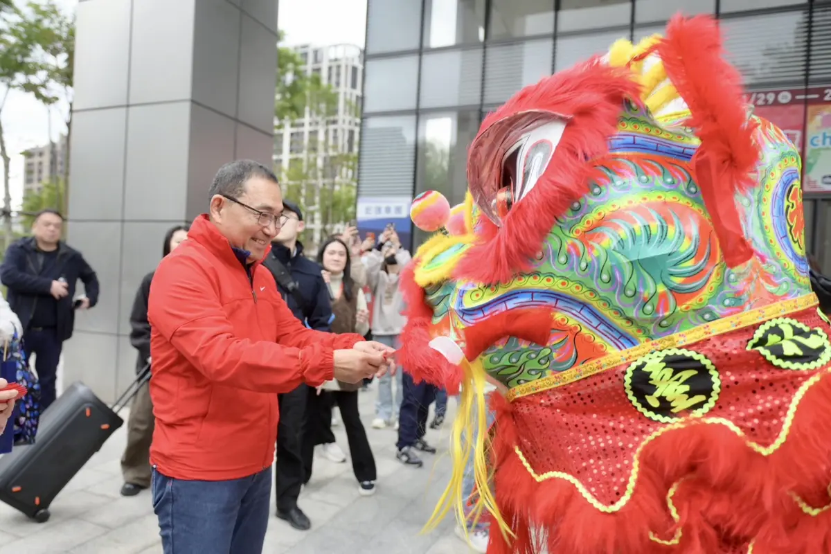 侯友宜大年初一現身新莊!宏匯廣場發福袋,民眾嗨喊「馬上有錢」討吉利