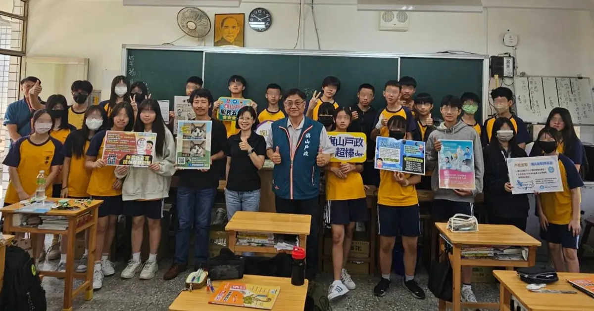 旗山戶政「到校發證」超暖心!8所國中生免奔波,喜迎人生首張身分證