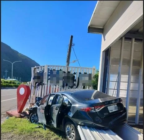 枋山台一線嚴重車禍!小客車自撞招牌變形 消防動用破壞器材緊急搶救受困2人