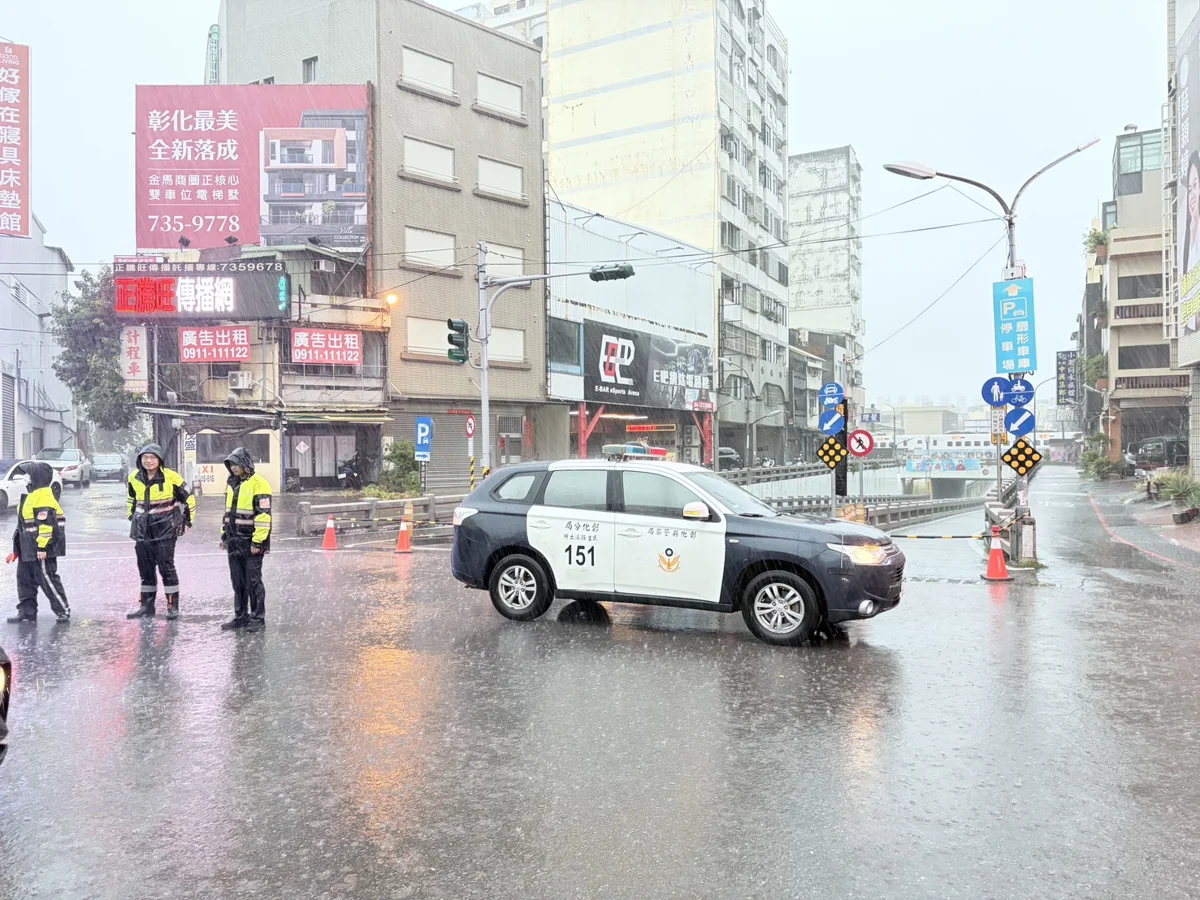 【交通速報】暴雨狂炸彰化市!民生、曉陽地下道淹水「雙向封閉」,警方急籲改道