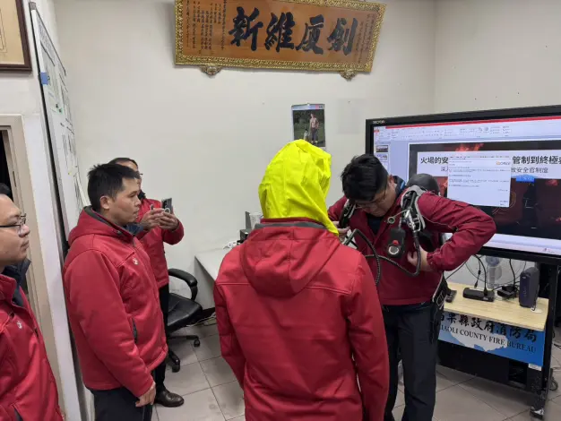 苗栗消防戰力升級!頭屋分隊深夜特訓「共生面罩」,火場救人關鍵一步大公開