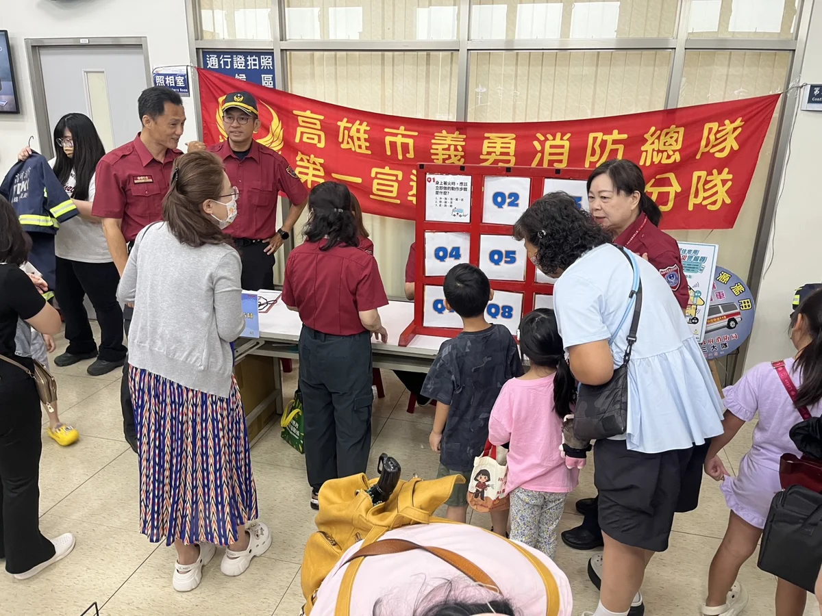 破除火場逃生迷思!高雄小港消防局前進機場宣導 體驗小小消防員再抽好禮