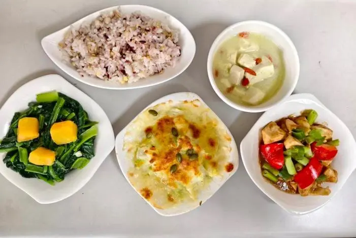 蔬食午餐大變身!臺南校園端出「熱狗麵包、吉拿棒」,營養師掛保證