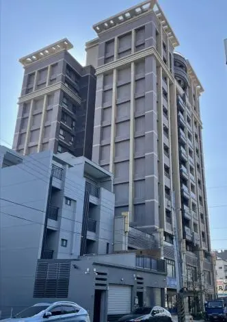 頭份驚魂!大樓「磁磚雨」砸傷路人 縣府急令全面安檢