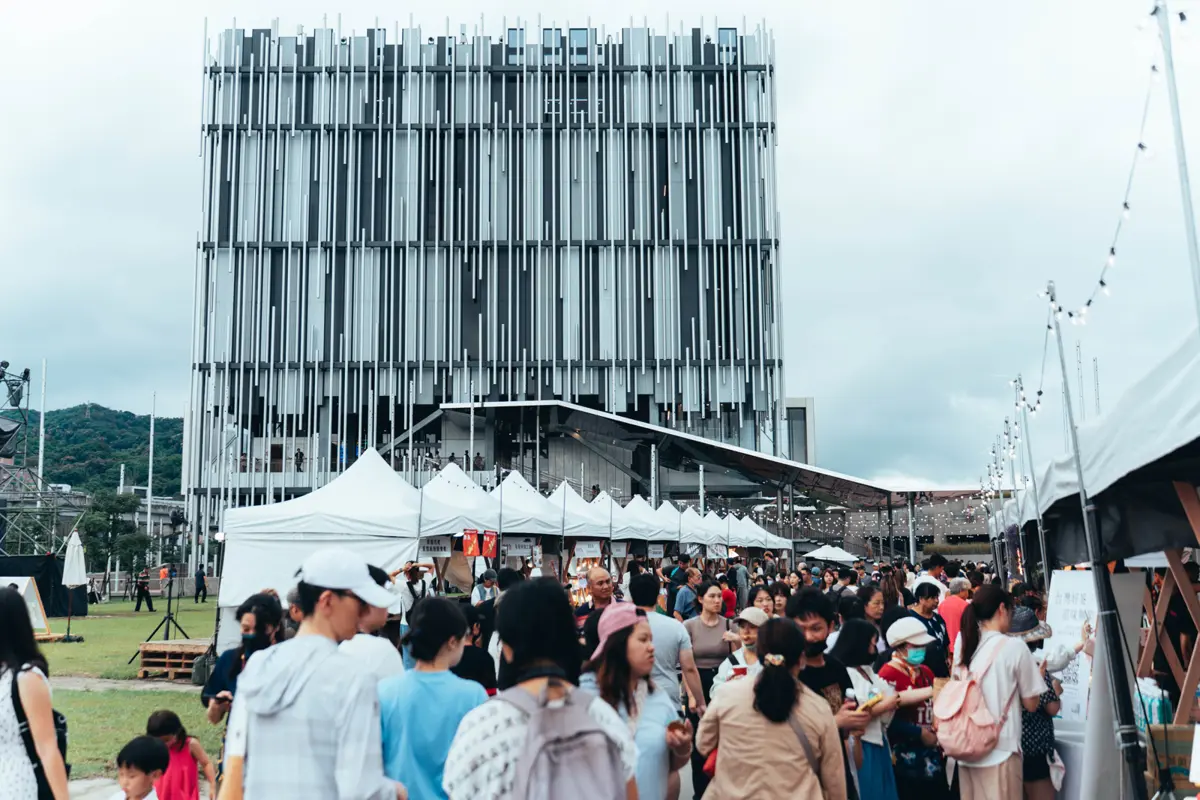 新美館週年慶週末登場!畢書盡、宇宙人開唱,煙火無人機點亮三鶯夜空