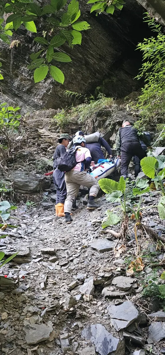 霧台瀑布戲水驚魂!17歲少年跌落3米深潭 送醫宣告不治