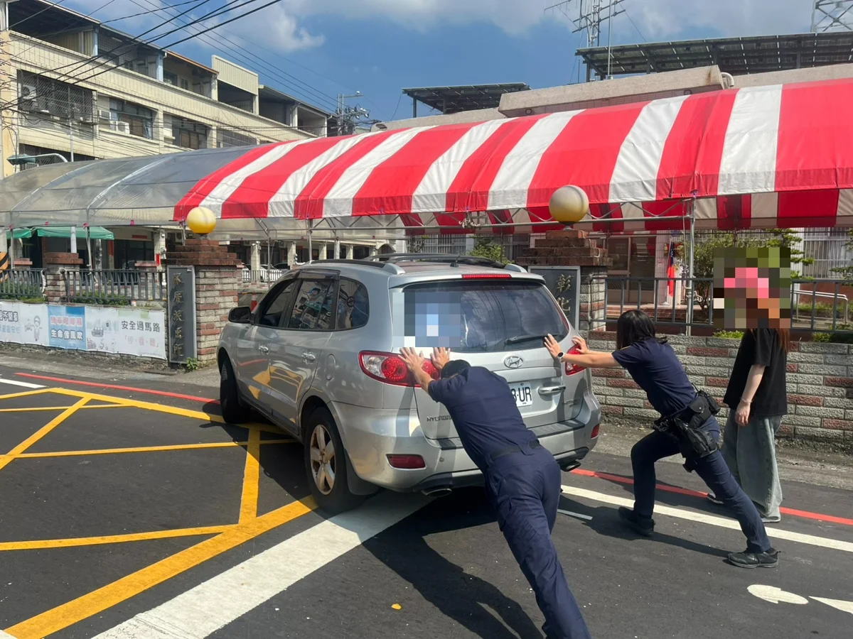 員林市山腳路車輛突拋錨!林厝派出所員警即刻救援助民眾脫困