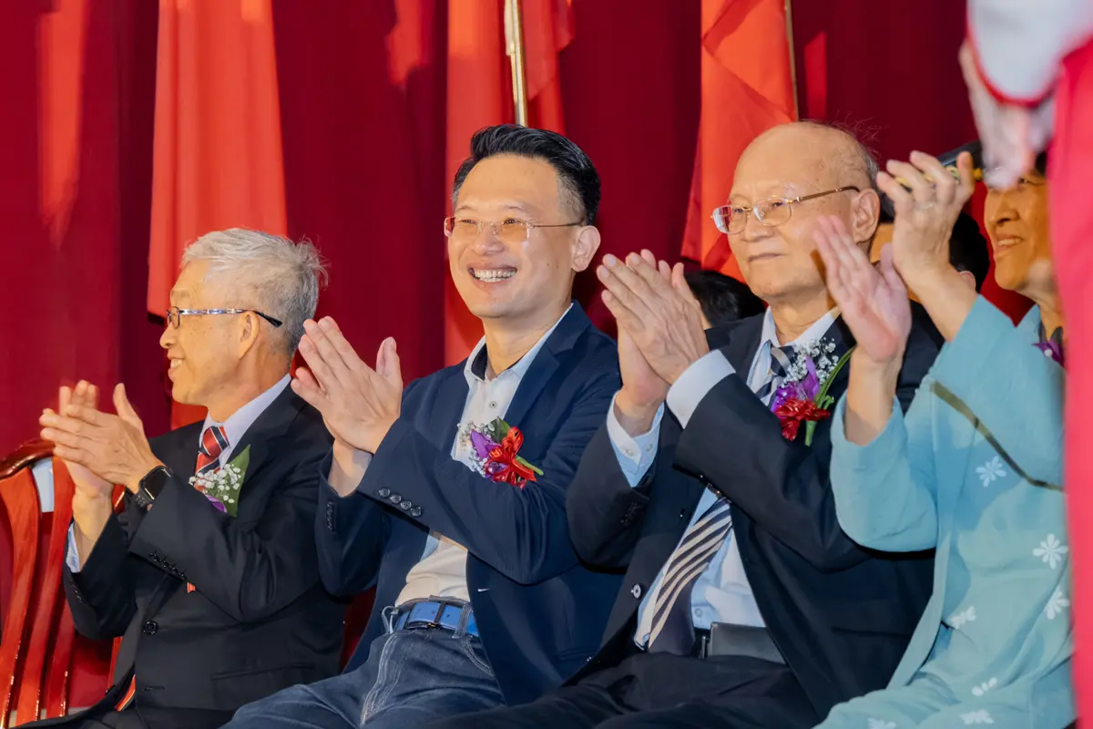萬能科大115級畢典登場！蘇俊賓勉勵畢業生：發揮「萬能精神」迎接AI挑戰