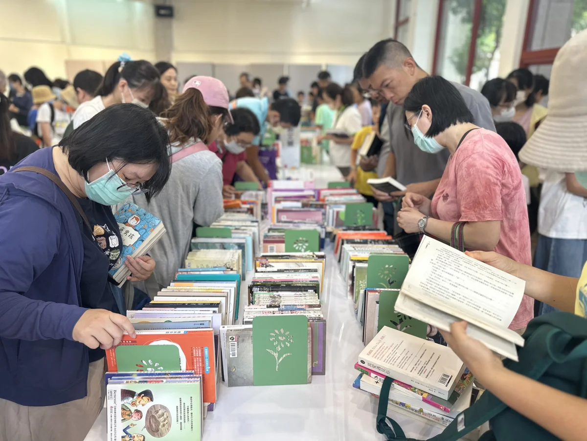 破500人擠爆新竹市演藝廳！7000冊好書交換活動登場，親子同樂滿載而歸