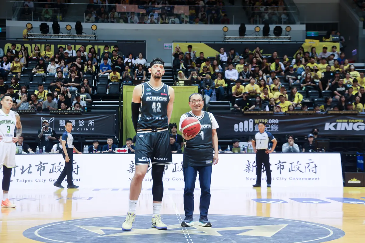 新北國王只差一勝!侯友宜親赴新莊體育館開球 力拚TPBL總冠軍