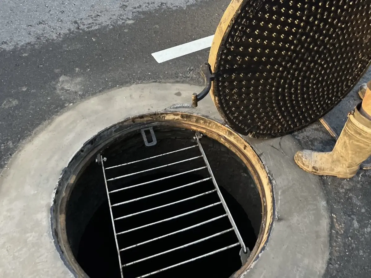 大同區馬路「氣爆」!人孔蓋瞬間噴飛3車遭殃 北市衛工處揭禍首
