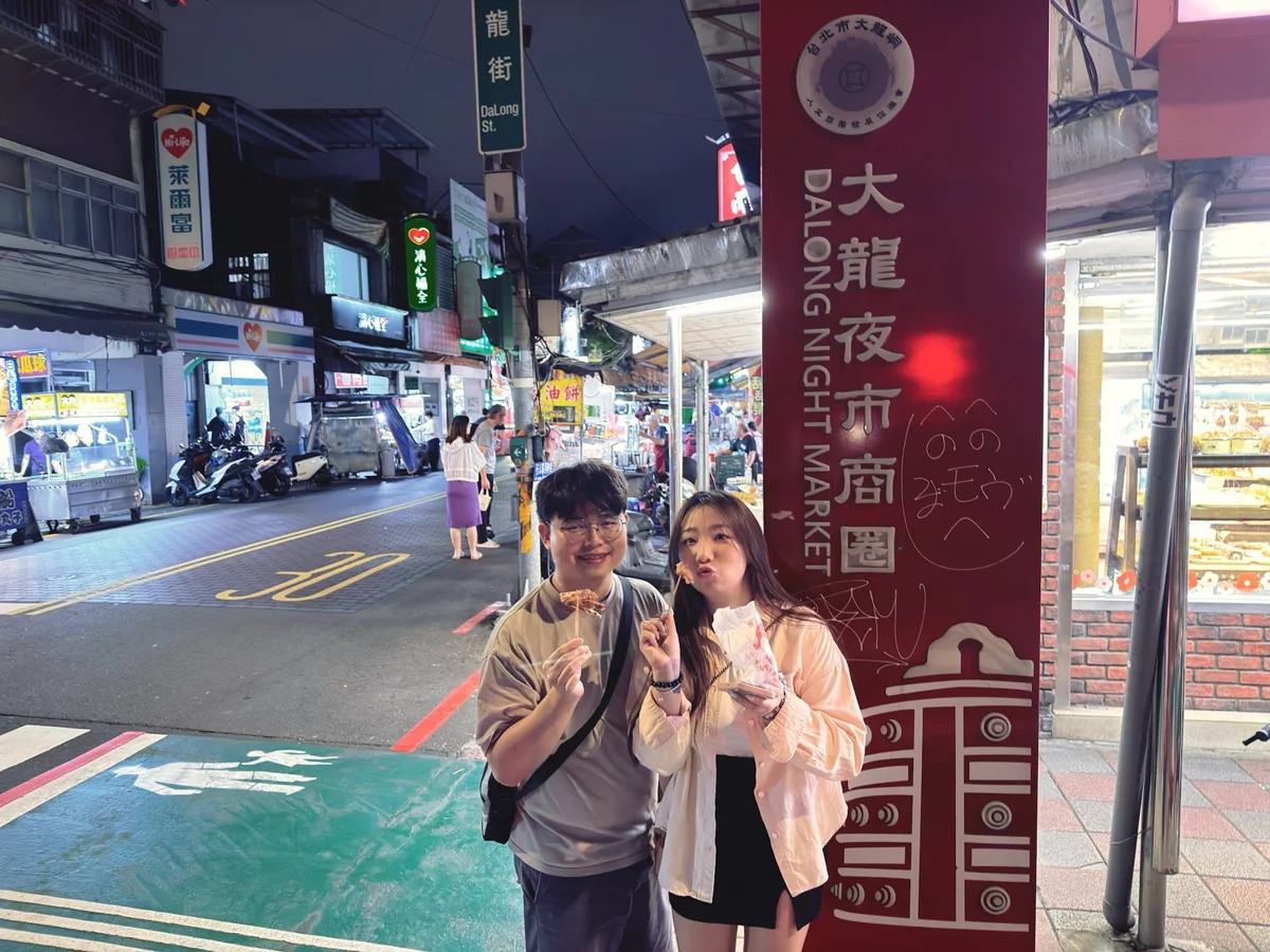 大學生創作者「那個偉恩」開箱大龍夜市!激推兩大必吃銅板美食