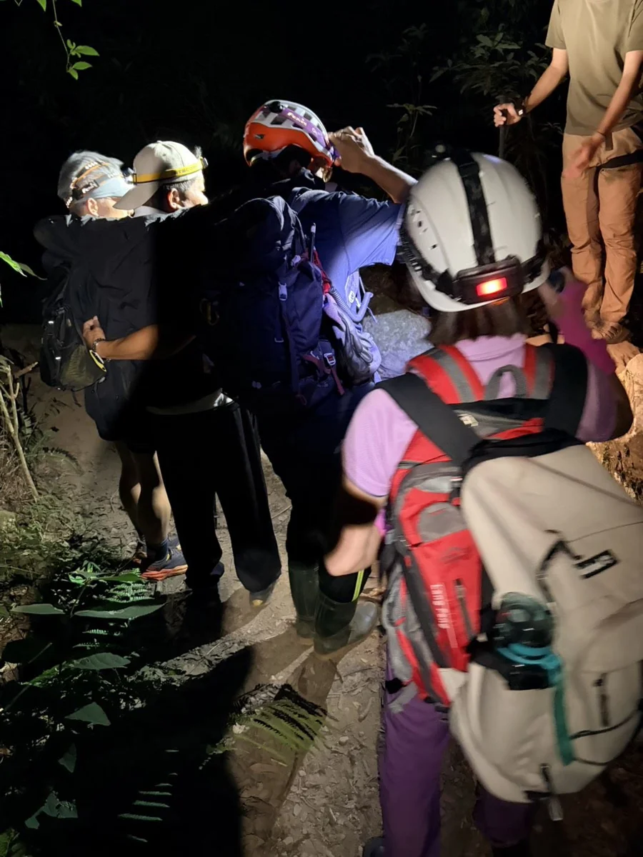 加里山驚傳山域事故!5旬男下山體力透支受困,消防即刻救援平安護送