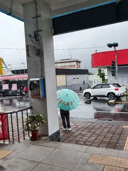 花蓮富里鄉公所超暖心！洽公遇雨免淋濕，「愛心傘」隨你借