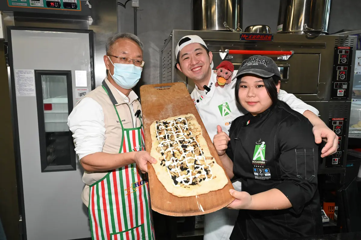 宜蘭之光！「空ㄟ咖啡」義大利奪獎，全球70大披薩店榜上有名，代理縣長林茂盛親自表揚