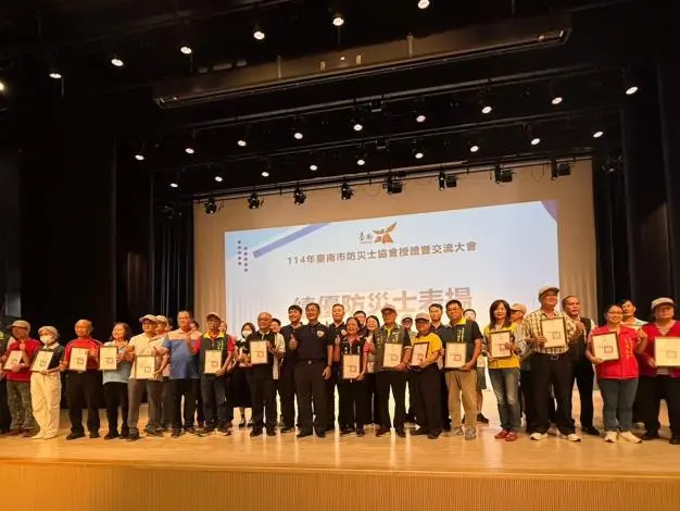 臺南防災韌性再升級!黃偉哲授證防災士協會 200尖兵齊聚永康