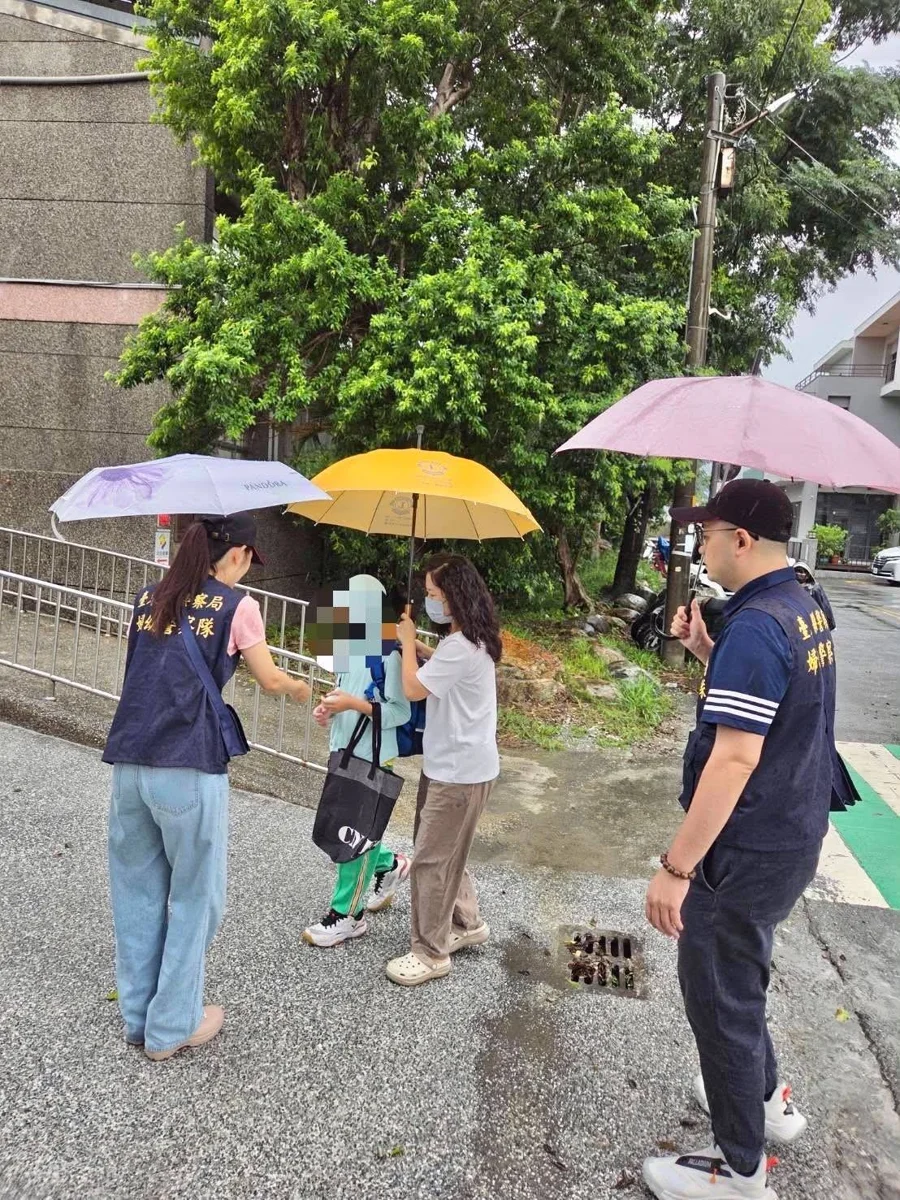【開學日護童】台東波麗士發放「防身口哨」 網讚：學童最強護身符！