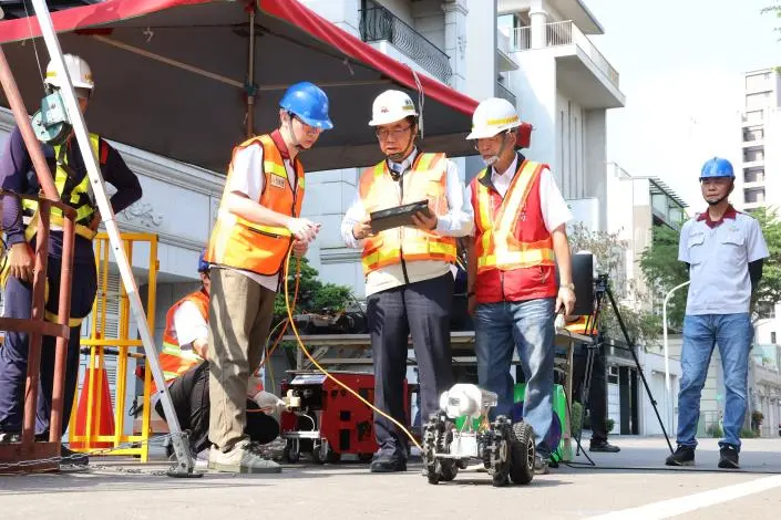 台南防汛大作戰!黃偉哲親操AI無人車深入下水道,揭密「智慧水務」科技