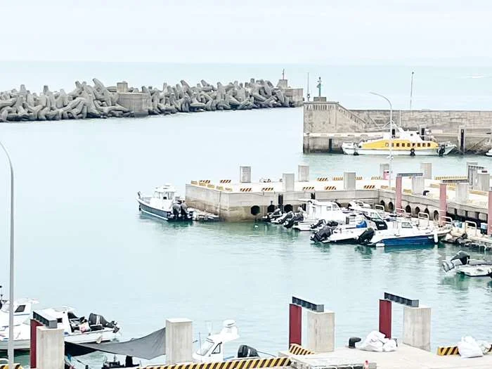 巴威颱風來襲!烈嶼海空交通停航 羅厝漁港湧現避風船潮